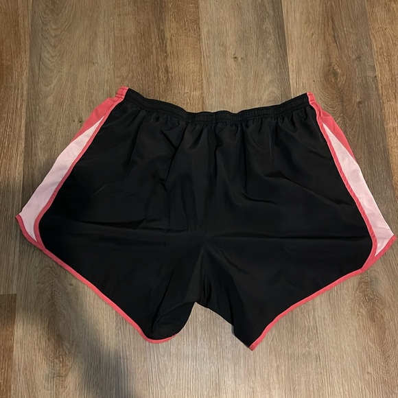 Women’s Nike Tempo Running Shorts - Black & Pink - 1X - Picture 4 of 4